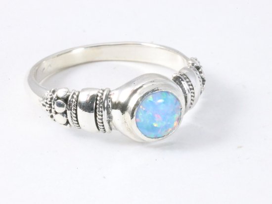 Traditionele bewerkte zilveren ring met Australische opaal - maat 17.5