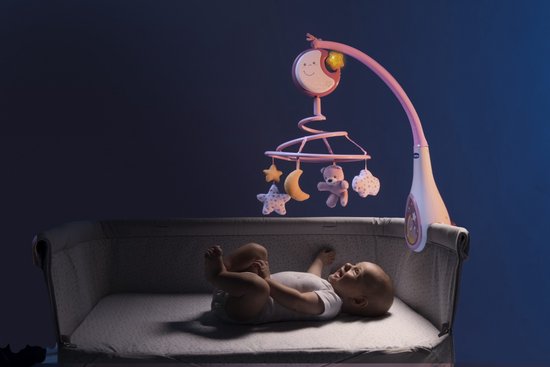 Roze muziekmobiel met maan, sterren en teddybeer boven slapende baby.