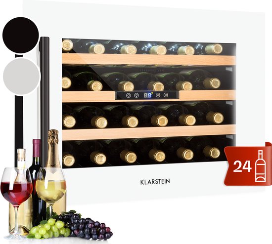 Wijnkoelkast met houten leggers, verlichting en display, geflankeerd door flessen wijn en druiven.