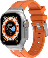 Strap-it luxe liquid siliconen bandje geschikt voor de Apple Watch 1/2/3/4/5/6/7/8/9/SE/Ultra (2) in de maat 42 mm 44 mm 45 mm 49 mm - luxe rubberen iWatch sport bandje met RVS aansluiting (oranje met zilver)