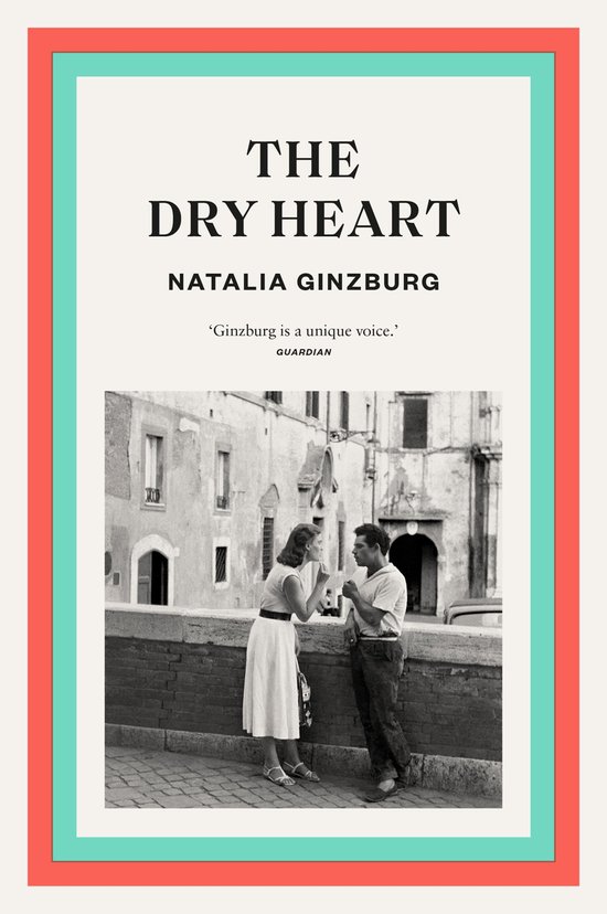 Boekomslag met de titel 'THE DRY HEART' van Natalia Ginzburg en een zwart-witfoto van een man en vrouw die bij een muur staan.