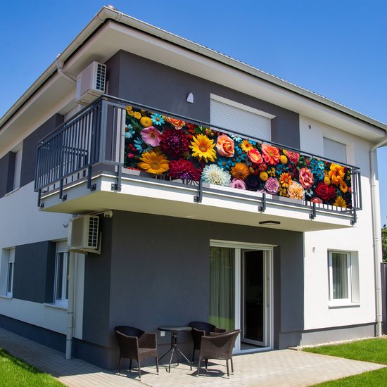 Balkonhulle met een levendige bloemenprint van diverse bloemen in rood, oranje, geel en blauw.