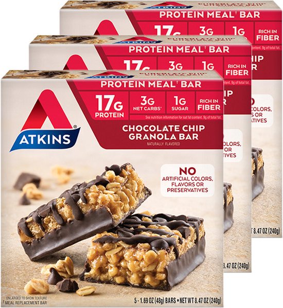 Drie pakken Atkins chocolade chip granola repen, met twee repen op de voorgrond. Elke reep is bedekt met chocolade.
