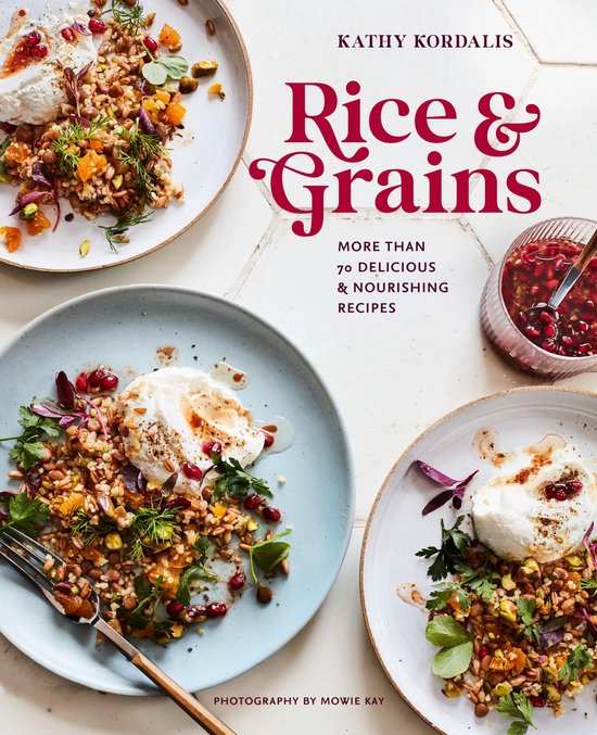 Livre "Rice & Grains" avec des recettes de riz et de céréales, photographié par Mowie Kay.