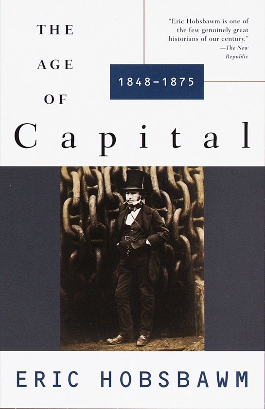 Couverture du livre 'The Age of Capital, 1848-1875' par Eric Hobsbawm, avec une photo d'un homme portant un haut-de-forme et un costume, debout devant de grandes chaînes.