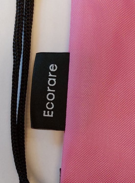 Zwart label met witte tekst 'Ecorare' op een roze gymtas, naast een zwart trekkoord.