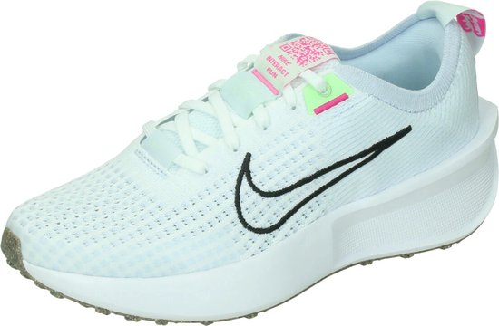 Nike interact run running shoes in de kleur wit.
