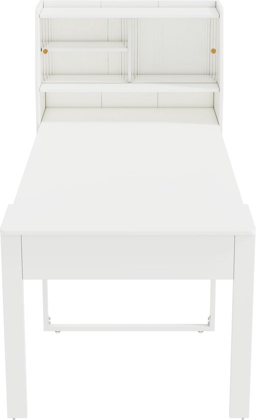 Vooraanzicht van de gesloten witte tafel met opbergkast, planken en wieltjes aan de voorkant.