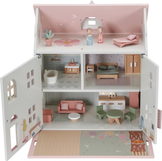 Houten poppenhuis met roze dak, openklapbare deuren en gedetailleerde kamers met meubels en poppetjes.