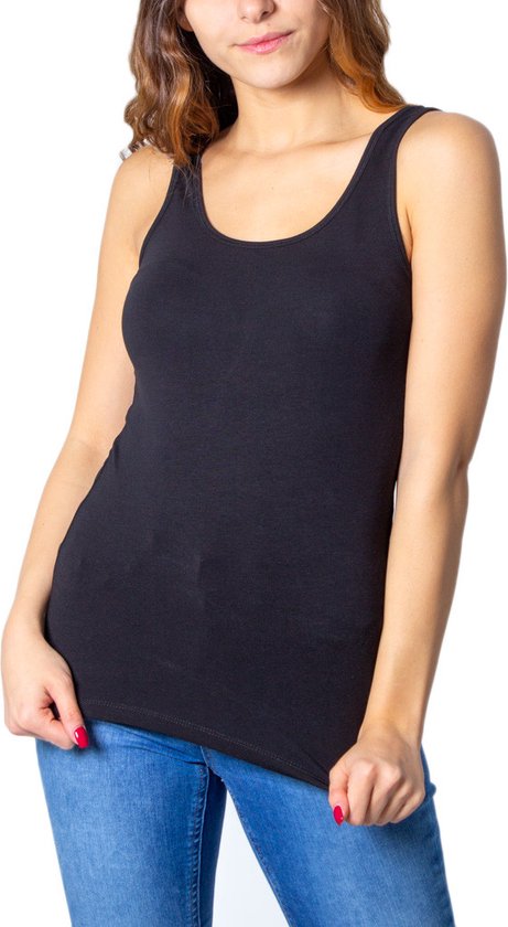 Model in een zwarte tanktop met ronde hals, gecombineerd met een blauwe jeans.