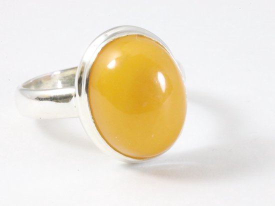 Ovale zilveren ring met gele amber