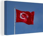 Canvas Schilderij Een Turkse vlag in de blauwe lucht - 30x20 cm - Wanddecoratie