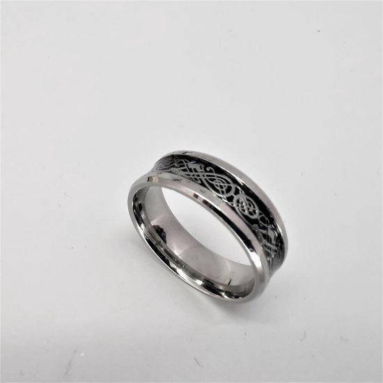 - RVS ring - maat 20 met midden - zwart - prachtig - motief erin en beide zijkant glanzend zilver randen.