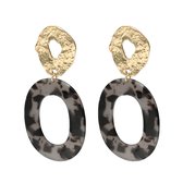 Leuke oorbellen (steker) met een ovale hanger met daarop een luipaardprint en een goudkleurig oorstukje