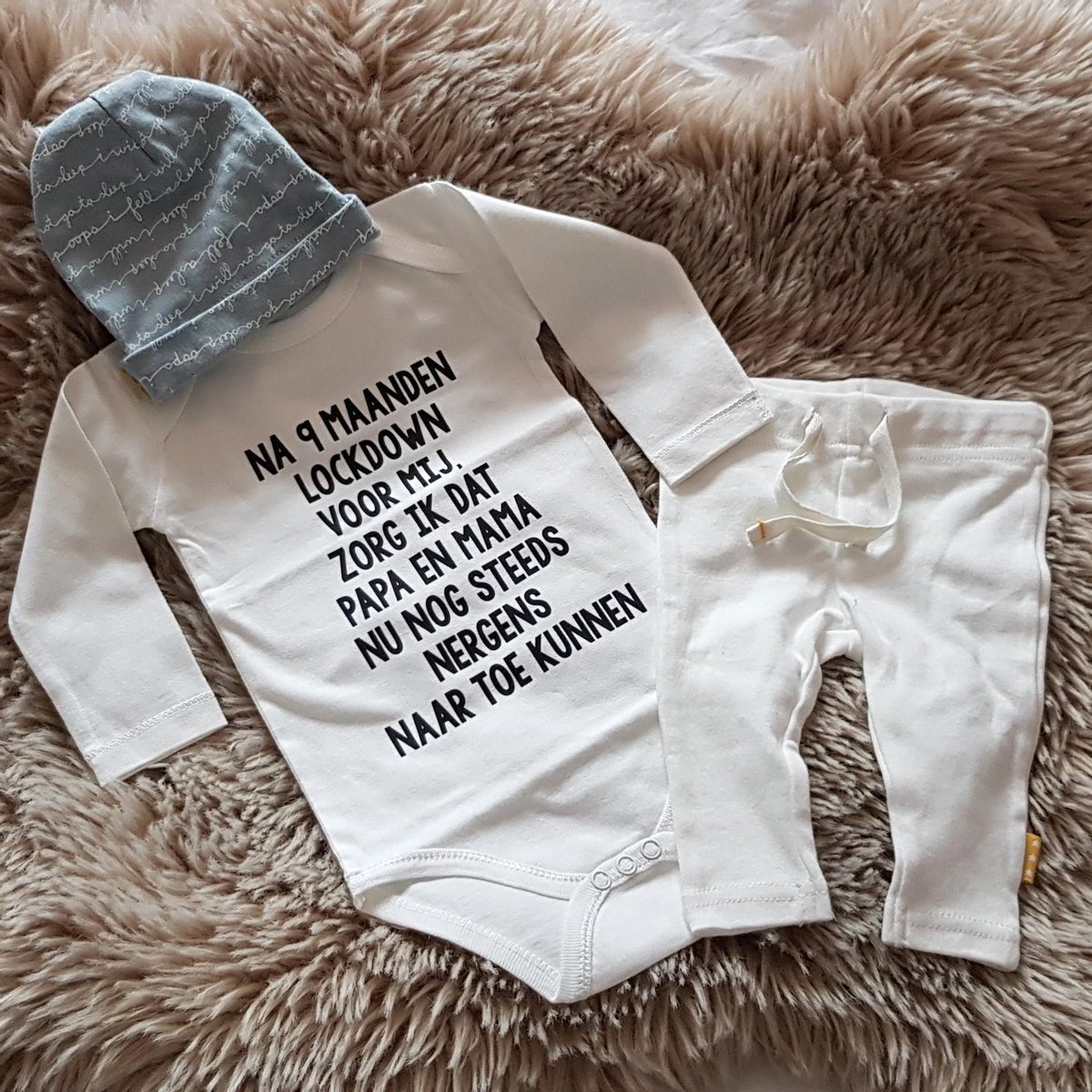 MM Baby pakje cadeau geboorte lockdown corona meisje jongen set met tekst aanstaande zwanger kledingset pasgeboren unisex Bodysuit | Huispakje | Kraamkado | Gift Set babyset  babygeschenkset kraampakket aankondiging bekendmaking zwangerschap