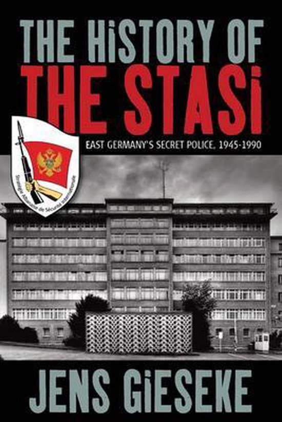 Boekomslag met de titel "The History of the Stasi", met een foto van een grijs gebouw en een wapen-embleem.