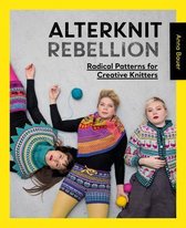 Trois femmes allongées sur un fond gris, sur la couverture du livre 'Alterknit Rebellion' de Anna Bauer, présentant des motifs radicaux pour tricoteurs créatifs. Elles portent des vêtements tricotés colorés aux motifs audacieux.