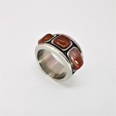 Edelstaal brede ring met 3 rode agaat edelsteen,deze ring is zowel voor dame en heer en ook mooi als duimring. Maat 18