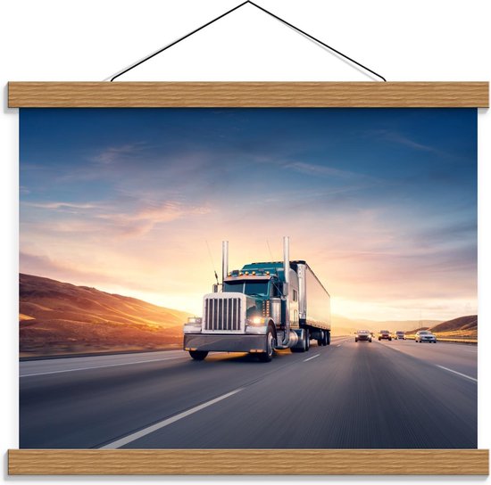 Schoolplaat – Grote Zilveren Truck op Weg met Auto's - 40x30cm Foto op Textielposter (Wanddecoratie op Schoolplaat)