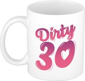 Dirty 30 mok / beker wit met roze tekst en hartjes - dertig jaar - cadeau beker verjaardag