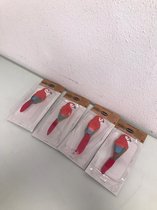 Papegaaien decoratie - vier pakjes met rode papegaaien van 15cm hoog