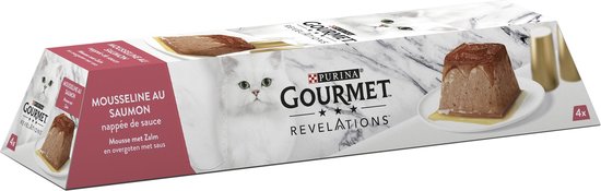 Verpakking kattenvoer met een witte kat en een zalmmousse.