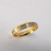 Edelstaal goudkleur ring met geborsteld zilver oppervlak en goudkleur schuin streep erin verwerkt. Deze ring is zowel geschikt voor dames en heren. maat 18