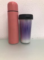 Twee drinkbekers - een hoge roze van 24cm hoog en een paarse van 17cm hoog