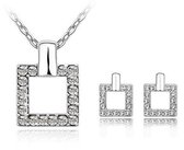 Fashionidea - Mooie sierradenset van ketting en oorbellen met vierkante hangers bezet met zirkonia steentjes.