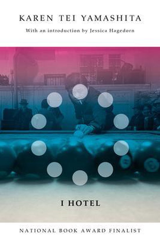Couverture du livre "I Hotel" de Karen Tei Yamashita. Un homme joue au billard avec des cercles blancs sur la table.