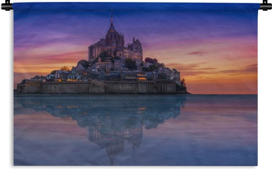 Wandkleed Mont Saint-Michel - Het Franse getijdeneiland Mont Saint-Michel bij een kleurrijke zonsondergang Wandkleed katoen 90x60 cm - Wandtapijt met foto