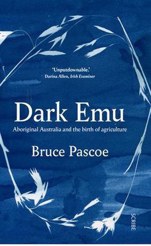 Boekomslag van Dark Emu door Bruce Pascoe, met de titel op een blauwe achtergrond en takken van gras.