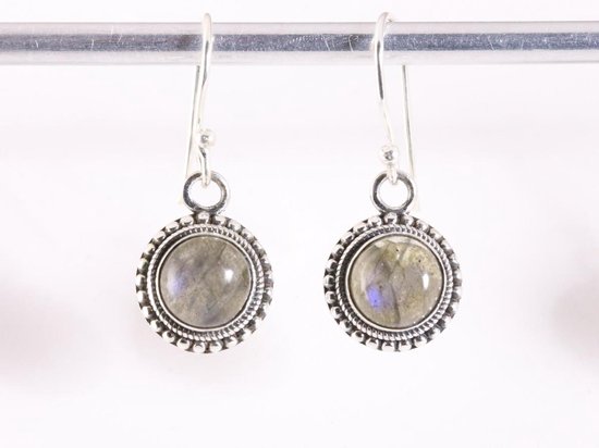 Boucles d'oreilles rondes en argent finement travaillées avec labradorite