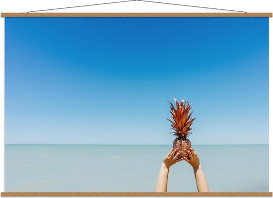 Schoolplaat – Gouden Ananas bij Zee - 150x100cm Foto op Textielposter (Wanddecoratie op Schoolplaat)