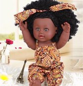 Fun & Living Miss Ayana Pop met Afrikaanse Roots - Zwarte Krullen - Zacht haar - Black Doll - Bruine Pop - Bordeaux rode jumpsuit - 30 CM  -  Inclusief verzendkosten