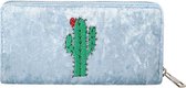 Een Musthave deze ruime portemonnee met op de voorkant een leuke cactus genaaid. De buitenkant voelt fluweel zacht aan. De portemonnee wordt afgesloten met een zilverkleurige rits.