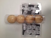 4 gouden kerstballen en zilveren kersthangers