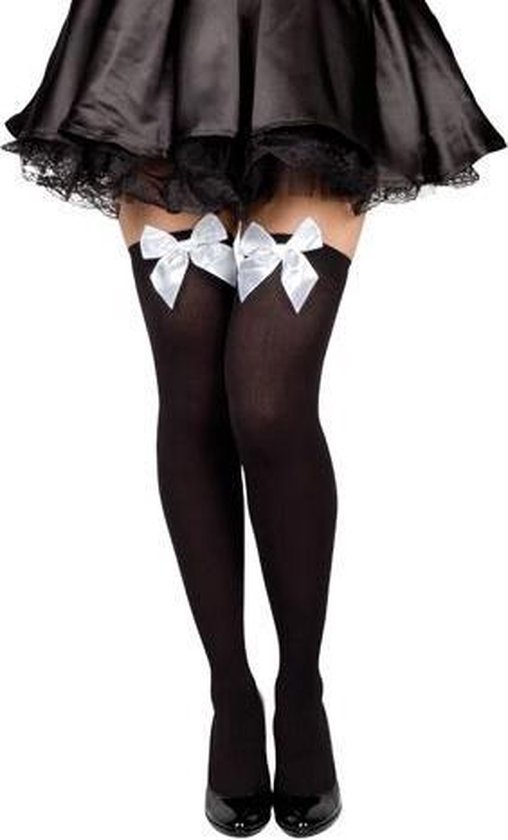 Zwarte kniekousen met witte strikjes en zwarte panty's, gedragen met een rok.