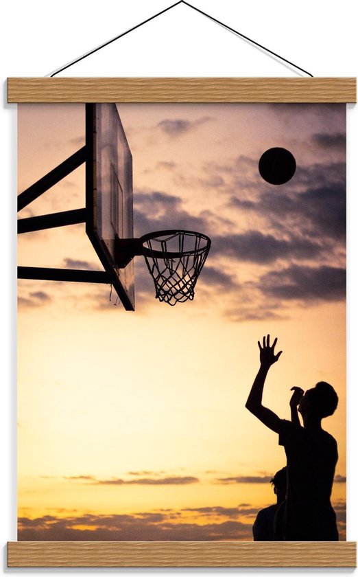 Schoolplaat – Vrienden aan het Basketballen - 30x40cm Foto op Textielposter (Wanddecoratie op Schoolplaat)