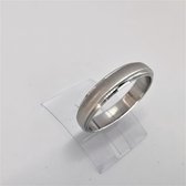Schitterend dames smalle RVS maat 18 zilverkleurig ring midden met parelmoer. Parelmoer maakt deze ring fijne en chique voor elke vingers.
