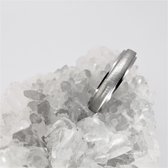 Schitterend dames smalle RVS maat 20 zilverkleurig ring midden met parelmoer. Parelmoer maakt deze ring fijne en chique voor elke vingers.