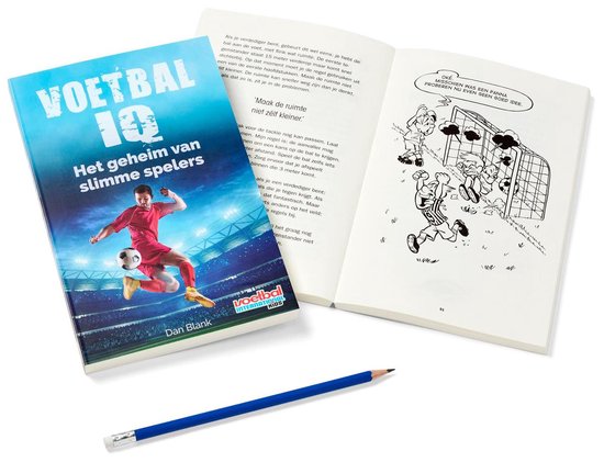Boek met de titel "Voetbal IQ" op de voorkant, geopend naast een potlood, met een cartoon van een voetbalwedstrijd op de geopende pagina.