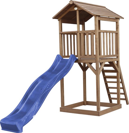Houten speeltoren met blauwe glijbaan en trap, geïsoleerd op witte achtergrond.