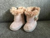 Baby 'Uggs' met imitatiebont en knoopjes,  kleur pastel Tawny Birch  / 211