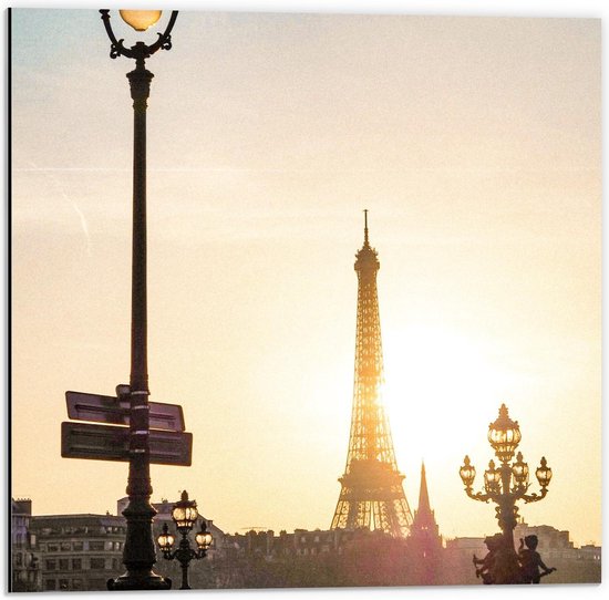 Dibond - Zonlicht Schijnend door Eiffeltoren  - 50x50cm Foto op Aluminium (Met Ophangsysteem)