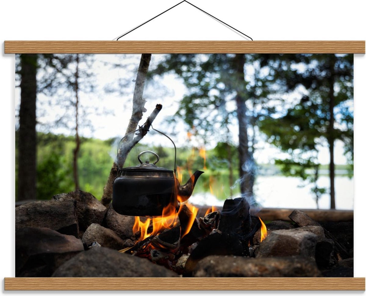 Schoolplaat – Ketel hangend boven Kampvuur - 60x40cm Foto op Textielposter (Wanddecoratie