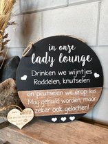 Tekstbord rond  lady lounge - INCLUSIEF HOUTEN HARTJE MET TEKST - groot met de tekst In onze ladylounge -   Afmetingen 40 cm  Hout - krijtzwart - wit - moederdag - moederdag cadeau