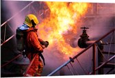 Dibond - Brandweerman bij Brandende Trap in Actie - 120x80cm Foto op Aluminium (Wanddecoratie van metaal)