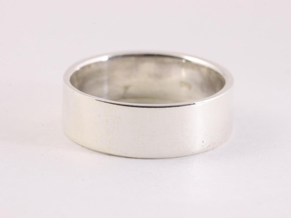 Gladde zilveren ring - 7 mm. - maat 20