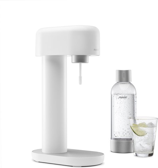 Witte Mysoda bruiswatertoestel met fles en glas met bruiswater en muntjes.